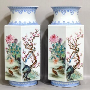 Può includere: Coppia di vasi in porcellana bianca con corpo quadrato e parte superiore svasata. Ogni vaso presenta un disegno dipinto a mano di uccelli, fiori rosa e rami. I bordi e le basi hanno un motivo floreale blu.