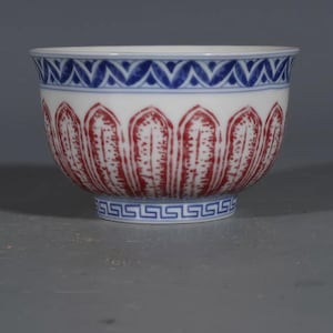Peut inclure: Ensemble de trois tasses en céramique avec une finition mate et mouchetée. Les tasses sont de couleur crème, gris clair et gris foncé. Chaque tasse a un design simple et minimaliste avec une anse arrondie.