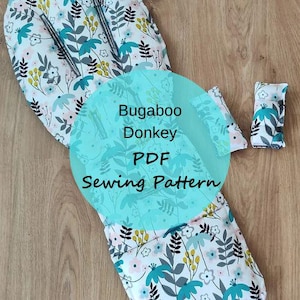 Könnte beinhalten: Ein Bugaboo Donkey PDF-Schnittmuster wird gezeigt. Das Muster hat ein Blumenmuster in Weiß, Türkis und Gelb. Der Text "Bugaboo Donkey PDF Sewing Pattern" ist in Türkis über das Bild gelegt.
