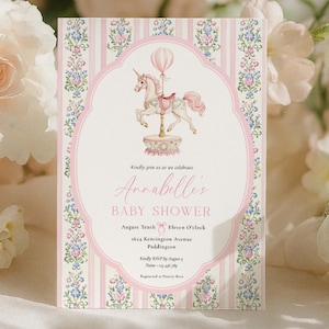 Op de afbeelding: Een uitnodiging voor een babyshower met een carrousel-eenhoornontwerp. De uitnodiging heeft een roze en witte gestreepte achtergrond met bloemaccenten. De tekst luidt "Annabelle's Baby Shower" met evenementdetails. Het ontwerp is zacht en grillig.