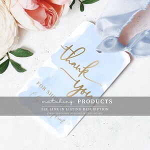Op de afbeelding: Een lichtblauw aquarelbedankje met gouden letters met de tekst "Bedankt" en "Voor het delen" met een link naar bijpassende producten. De tekst luidt ook "Zie link in de productbeschrijving (dit item is niet inbegrepen in deze lijst)".