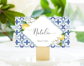 Afdrukbare plaatskaarten voor bruiloft met mediterrane citroen – Blue Tile Escort Cards (digitale download), The Med