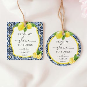 Könnte beinhalten: Zwei Zitronen-Geschenk-Etiketten mit blau-weiß gemusterten Hintergründen. Der Text auf den Etiketten lautet "Von meiner Dusche zu deiner" mit dem Namen Hayley und einem Datum.