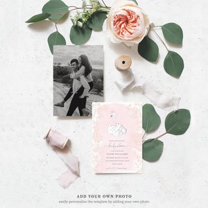 Puede incluir: Una invitaci&oacute;n de baby shower rosa y blanca con una ilustraci&oacute;n de cisne blanco y detalles dorados. El texto dice "Por favor, &uacute;nase a nosotros para una baby shower" y "Elyse Williams".