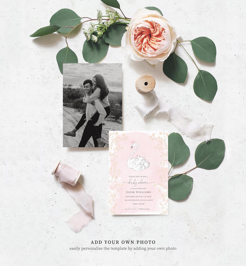 Puede incluir: Una invitaci&oacute;n de baby shower rosa y blanca con una ilustraci&oacute;n de cisne blanco y detalles dorados. El texto dice "Por favor, &uacute;nase a nosotros para una baby shower" y "Elyse Williams".