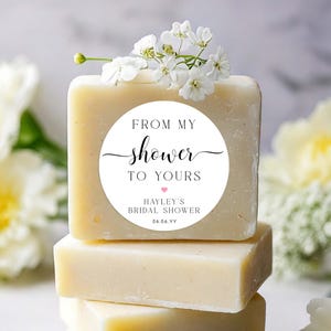 Könnte beinhalten: Weißer Seifenblock mit einem runden Aufkleber, auf dem "From my shower to yours" mit einem rosa Herzen und dem Text "Hayley's Bridal Shower 06.06.YY" steht.
