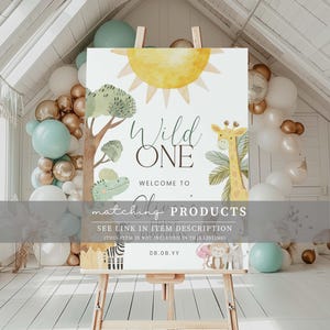 Puede incluir: Un cartel de bienvenida blanco con un sol amarillo, &aacute;rboles verdes y una jirafa. El cartel dice "Wild One" y "Bienvenido a productos a juego". Hay un enlace a la descripci&oacute;n del art&iacute;culo y una fecha en la esquina inferior derecha.