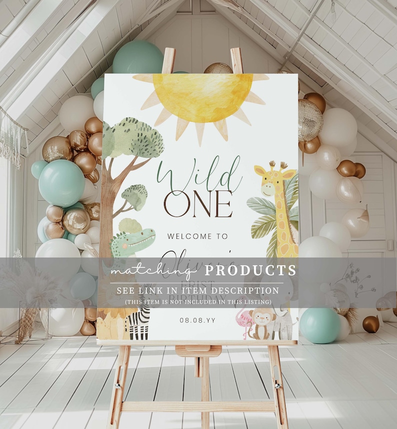 Puede incluir: Un cartel de bienvenida blanco con un sol amarillo, &aacute;rboles verdes y una jirafa. El cartel dice "Wild One" y "Bienvenido a productos a juego". Hay un enlace a la descripci&oacute;n del art&iacute;culo y una fecha en la esquina inferior derecha.
