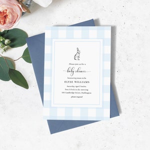 Puede incluir: Una invitación a una baby shower azul y blanca a cuadros vichy con una ilustración de un conejito. La invitación dice "Por favor, únase a nosotros para una baby shower en honor a la futura mamá Elyse Williams Sábado 12 de abril Diez de la mañana 160 Cambridge Street, Paddington Por favor, responda"