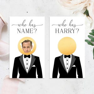 Könnte beinhalten: Zwei rechteckige Spielkarten mit einer Illustration eines schwarzen Smokings mit weißem Hemd und schwarzer Fliege. Die linke Karte zeigt den Text "who has NAME?" über einem goldenen Rubbelfeld, das ein Männergesicht enthüllt. Die rechte Karte zeigt "who has HARRY?" über einem soliden goldenen Kreis.