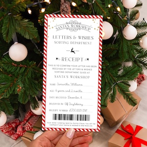 Op de afbeelding: Een rechthoekig Santa's Workshop-ontvangstbewijs met rood-witte gestreepte randen. De tekst luidt Letters & Wishes Sorting Department, Receipt, en bevat velden voor Name: Samantha Williams, Age: 6 years and 2 months, Date Received: December 4, Received By: Elf Tingleberry en Receipt Number: LTSC1225-SW, met een streepjescode onderaan.