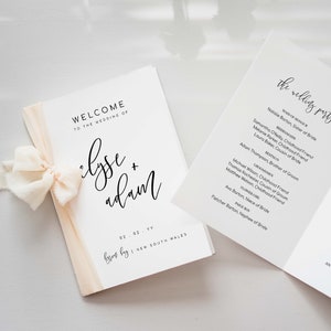 Peut inclure: Un programme de mariage blanc avec un ruban pêche. La couverture avant porte le texte "Bienvenue au mariage de Lyse + Adam" et la date "02.02. YY" avec l'emplacement "Grow by | Nouvelle-Galles du Sud". La couverture arrière porte le texte "La fête de mariage" et liste les noms de la demoiselle d'honneur, des demoiselles d'honneur, du témoin et des garçons d'honneur.
