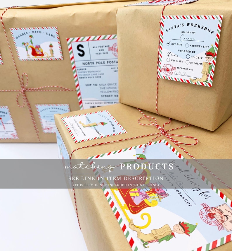 Peut inclure: Plusieurs cadeaux emball&eacute;s avec des &eacute;tiquettes festives et de la ficelle. Les &eacute;tiquettes pr&eacute;sentent des illustrations du P&egrave;re No&euml;l, des elfes et un tra&icirc;neau, avec le texte "Santa's Workshop" et "Handle with Care". Les cadeaux sont emball&eacute;s dans du papier brun.