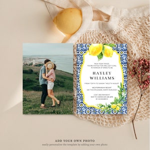 K&ouml;nnte beinhalten: Eine blaue und wei&szlig;e gekachelte Einladung mit Zitronen und gr&uuml;nen Bl&auml;ttern. Die Einladung ist f&uuml;r eine Bridal Shower f&uuml;r Hayley Williams. Die Veranstaltung findet im Mediterranean Resort in North Burleigh von Freitag, dem 10. August, bis Sonntag, dem 12. August, statt. Die Kosten betragen 120 &euro; pro Nacht und eine RSVP wird bis zum 8. November erbeten.