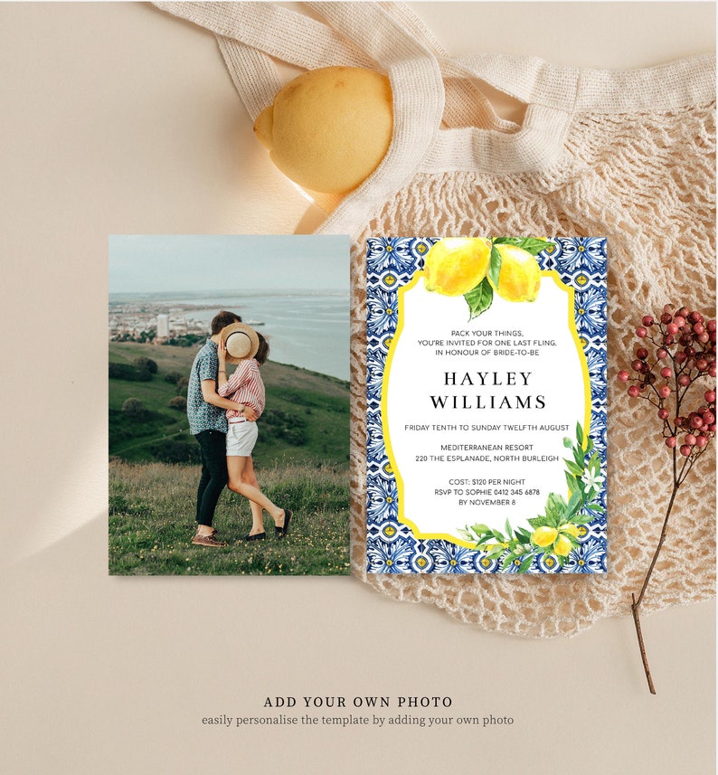 K&ouml;nnte beinhalten: Eine blaue und wei&szlig;e gekachelte Einladung mit Zitronen und gr&uuml;nen Bl&auml;ttern. Die Einladung ist f&uuml;r eine Bridal Shower f&uuml;r Hayley Williams. Die Veranstaltung findet im Mediterranean Resort in North Burleigh von Freitag, dem 10. August, bis Sonntag, dem 12. August, statt. Die Kosten betragen 120 &euro; pro Nacht und eine RSVP wird bis zum 8. November erbeten.