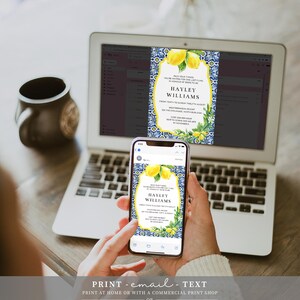 K&ouml;nnte beinhalten: Eine digitale Einladung mit einem blauen und wei&szlig;en gekachelten Rand und Zitronen. Die Einladung ist f&uuml;r eine Bridal Shower f&uuml;r Hayley Williams. Der Text lautet "Packen Sie Ihre Sachen, Sie sind eingeladen zum letzten Schwung zu Ehren der zuk&uuml;nftigen Braut Hayley Williams. Freitag, der Zehnte bis Sonntag, der Zw&ouml;lfte August. Mediterrane Medley-Rezeption in The Esplanade, North Burleigh. RSVP an [email protected] bis zum 8. November."