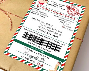 Może przedstawiać: Świąteczna paczka z etykietą Elf Priority Delivery Service. Etykieta ma zielono-czerwone obramowanie, grafikę elfa i tekst, w tym opcje "Niegrzeczny" i "Grzeczny". Paczka jest owinięta w brązowy papier i związana sznurkiem.