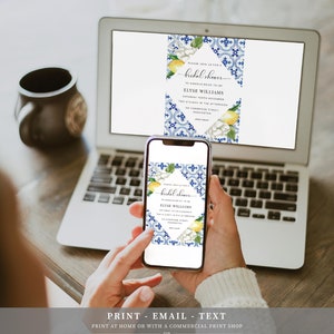 K&ouml;nnte beinhalten: Eine digitale Einladung zu einer Bridal Shower mit einem blauen und wei&szlig;en Fliesenmuster, Zitronen und wei&szlig;en Blumen. Der Einladungstext lautet: "Bitte nehmen Sie an unserer Bridal Shower teil, um die zuk&uuml;nftige Braut Elyse Williams zu ehren Samstag, der Zehnte November Zwei Uhr nachmittags 149 Cambridge Street, Paddington Bitte RSVP"