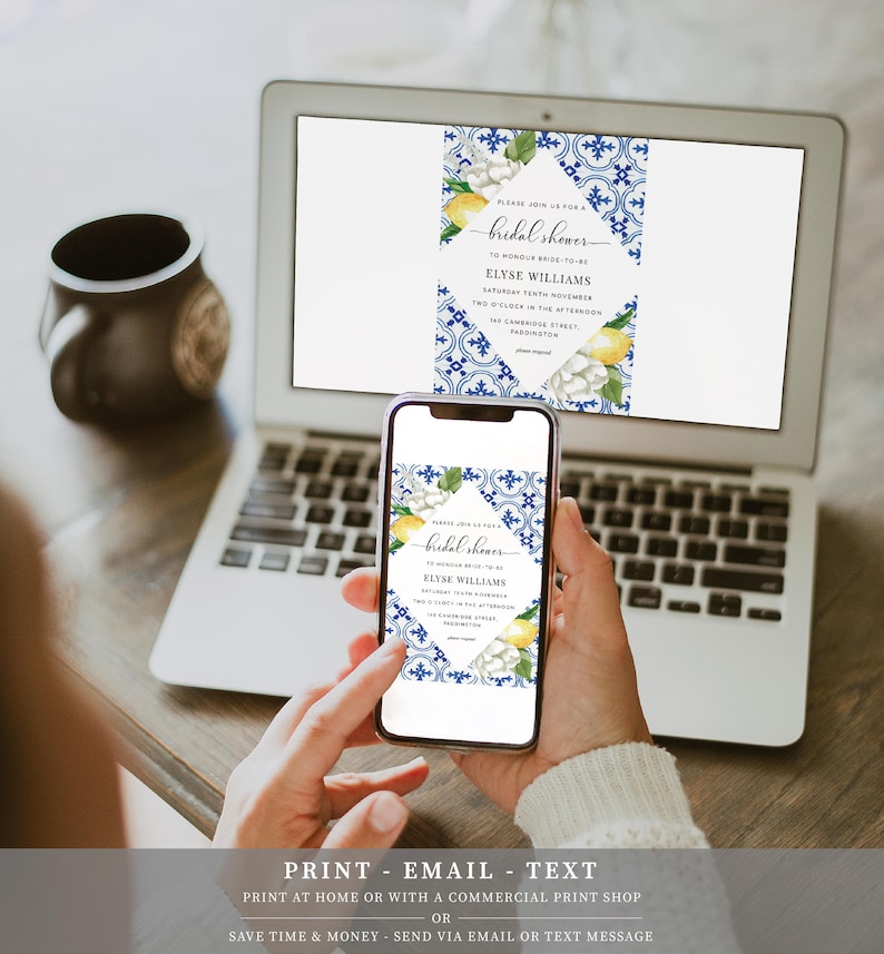 K&ouml;nnte beinhalten: Eine digitale Einladung zu einer Bridal Shower mit einem blauen und wei&szlig;en Fliesenmuster, Zitronen und wei&szlig;en Blumen. Der Einladungstext lautet: "Bitte nehmen Sie an unserer Bridal Shower teil, um die zuk&uuml;nftige Braut Elyse Williams zu ehren Samstag, der Zehnte November Zwei Uhr nachmittags 149 Cambridge Street, Paddington Bitte RSVP"