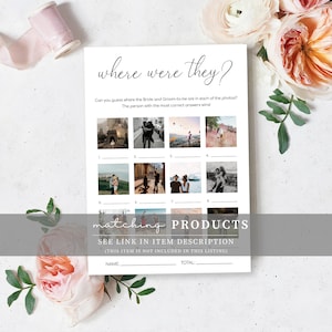 Pu&ograve; includere: Un biglietto bianco per il gioco del matrimonio con la scritta "where were they?" in elegante corsivo. Il biglietto presenta una serie di foto in bianco e nero e invita gli ospiti a indovinare i luoghi. Sono visibili anche le parole "matching products".