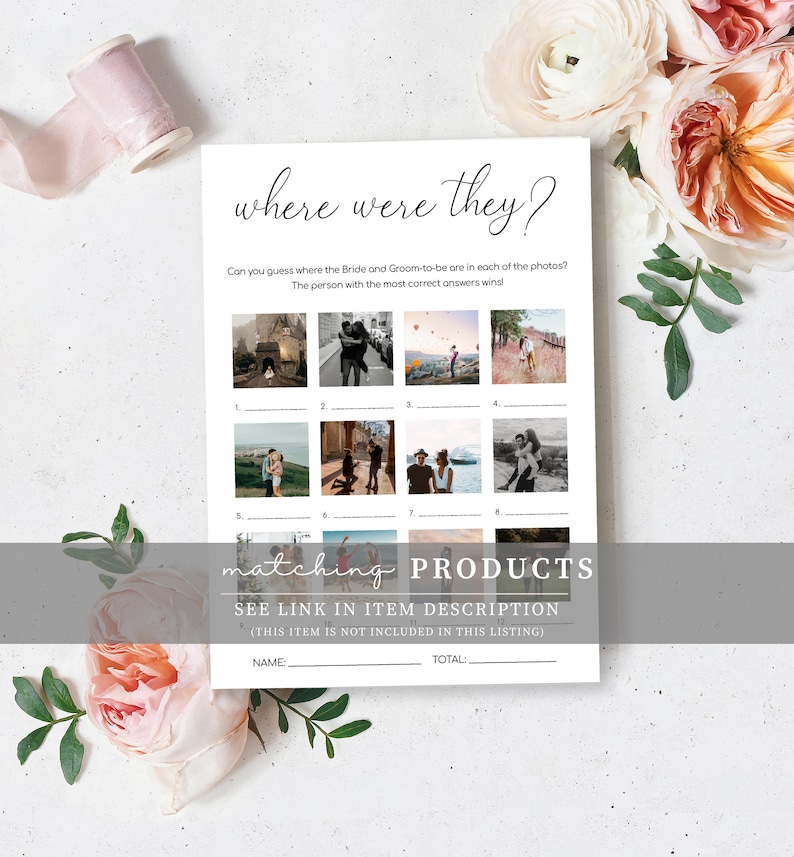 Pu&ograve; includere: Un biglietto bianco per il gioco del matrimonio con la scritta "where were they?" in elegante corsivo. Il biglietto presenta una serie di foto in bianco e nero e invita gli ospiti a indovinare i luoghi. Sono visibili anche le parole "matching products".