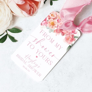 Könnte beinhalten: Weißer Brautschower-Geschenkanhänger mit rosafarbenem Blumendesign und dem Text "From my shower to yours" und "Hayley's Bridal Shower 06.06.YY"
