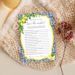 Puede incluir: Una tarjeta de juego imprimible con un diseño de limón y azulejos azules. La tarjeta tiene el título "How well do you know the couple?" e incluye una lista de preguntas sobre una pareja.