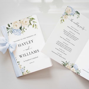 Peut inclure: Un programme de mariage avec un motif floral blanc et bleu. Le programme comprend les noms Hayley et Williams, la date du mariage et la liste des invités.