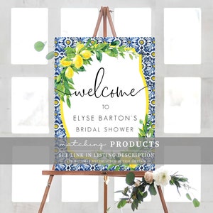 K&ouml;nnte beinhalten: Willkommen zum Bridal Shower von Elyse Barton Schild mit einem blauen und gelben Fliesenmuster und einem Zitronenzweig mit gelben Zitronen. Das Schild steht auf einem Staffelei.