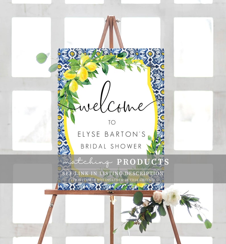 K&ouml;nnte beinhalten: Willkommen zum Bridal Shower von Elyse Barton Schild mit einem blauen und gelben Fliesenmuster und einem Zitronenzweig mit gelben Zitronen. Das Schild steht auf einem Staffelei.