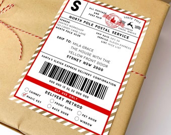 Może przedstawiać: Brązowa paczka z etykietą Poczty Bieguna Północnego. Etykieta zawiera adres nadawcy i odbiorcy, kod kreskowy oraz metodę dostawy "Magic Key". Projekt wykorzystuje czerwone i złote akcenty.