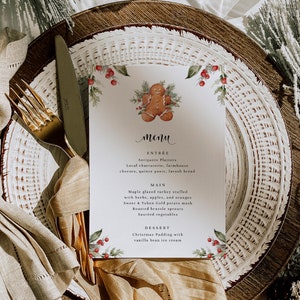 Op de afbeelding: Een feestelijke menukaart met een illustratie van een peperkoekmannetje, omringd door groen en rode bessen. Het menu bevat voorgerechten, hoofdgerechten en desserts. De kaart ligt op een decoratieve bordenset met gouden bestek.