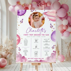 Tablero de hitos del primer cumpleaños, primer viaje alrededor del sol, morado y rosa, póster imprimible del primer año del bebé, pancarta con fotos de hitos de los 12 meses