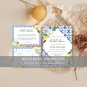 K&ouml;nnte beinhalten: Ein blaues und wei&szlig;es Fliesenmuster mit Zitronen und Blumen. Der Text lautet "Bitte schlie&szlig;en Sie sich uns zu einem Bridal Shower zu Ehren der zuk&uuml;nftigen Braut Elyse Williams Samstag, den 10. November Zwei Uhr nachmittags 160 Cambridge Street, Paddington" an.