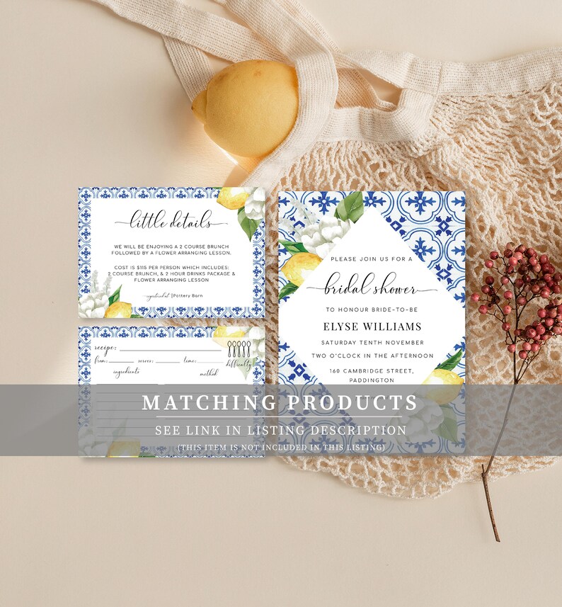 K&ouml;nnte beinhalten: Ein blaues und wei&szlig;es Fliesenmuster mit Zitronen und Blumen. Der Text lautet "Bitte schlie&szlig;en Sie sich uns zu einem Bridal Shower zu Ehren der zuk&uuml;nftigen Braut Elyse Williams Samstag, den 10. November Zwei Uhr nachmittags 160 Cambridge Street, Paddington" an.