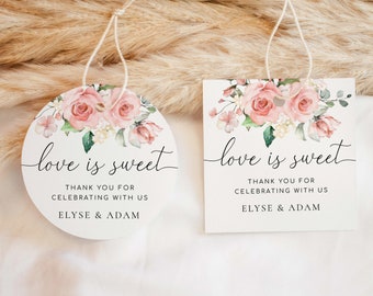 Etiqueta de lembrancinha "O Amor É Doce", modelo imprimível com estampa floral rosa e folhagem, ideal para chá de panela e lembrancinhas de casamento, com o tema Darcy.