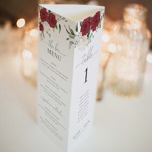 Modello per numero di tavolo e menu, elegante menu a tre ante per matrimonio, menu per matrimonio con rose rosse modificabile, carte per la disposizione dei posti a sedere, menu per cena, Darcy