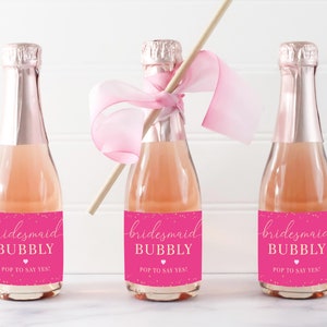 Etiqueta para minibotella de champán para propuesta de dama de honor, Pop To Say Yes, rosa intenso y dorado, etiqueta para botella de vino para propuesta de dama de honor, Paintly