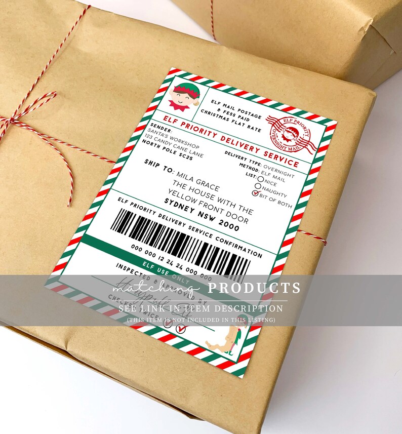 Peut inclure: Un colis emball&eacute; dans du papier brun, orn&eacute; d'une &eacute;tiquette Elf Priority Delivery Service. L'&eacute;tiquette pr&eacute;sente un elfe, un code-barres et des informations telles que l'exp&eacute;diteur, l'Atelier du P&egrave;re No&euml;l, et le destinataire &agrave; Sydney, NSW. Le colis est ficel&eacute; avec de la ficelle rouge et blanche.