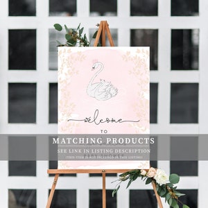 Puede incluir: Se&ntilde;al de bienvenida a la baby shower con un fondo de acuarela rosa y un cisne blanco con una corona en la cabeza. El letrero dice "Bienvenido a" y tiene un enlace a productos coincidentes en la descripci&oacute;n del listado.