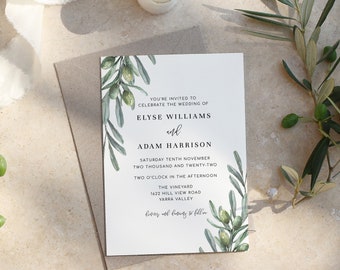 Puede incluir: Una invitación de boda blanca con ramas y hojas de olivo verdes. La invitación dice "Estás invitado a celebrar la boda de Elyse Williams y Adam Harrison, sábado 10 de noviembre de 2022, a las 14:00, The Vineyard, 1622 Hill View Road, Yarra Valley, Cena y baile a continuación."