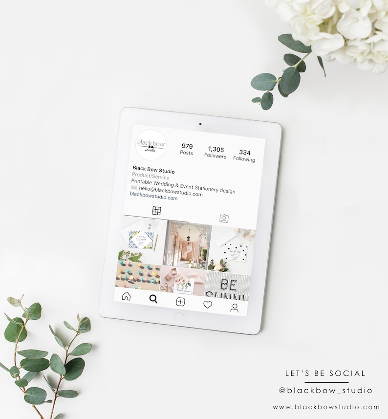 Pu&ograve; includere: Un tablet bianco che mostra il profilo Instagram di Black Bow Studio, un servizio di progettazione di cancelleria stampabile per matrimoni ed eventi. Il profilo mostra post, follower e numeri di following, insieme a una griglia di immagini. Il testo "LET'S BE SOCIAL" e l'handle dello studio sono visibili.