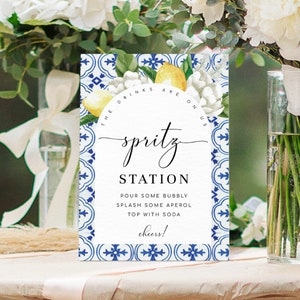 Druckbares Spritz Station Schild, Oranges Spritz-Cocktail-Schild, Mediterrane Blaue Fliese, Zitronen Hochzeit Cocktailbar-Schild, Signature Drinks-Schild