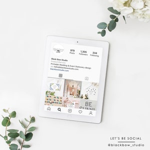 K&ouml;nnte beinhalten: Ein Screenshot eines Instagram-Gesch&auml;ftsprofils f&uuml;r Black Bow Studio, ein Unternehmen, das druckbare Hochzeits- und Veranstaltungsstationery herstellt. Das Profil hat 979 Beitr&auml;ge, 1.305 Follower und 334 Personen, die ihm folgen. Das Profilbild ist ein Schwarzwei&szlig;logo mit dem Text "black bow studio". Die Biografie enth&auml;lt den Text "Druckbare Hochzeits- und Veranstaltungsstationery-Designs" und die Website-Adresse "blackbowstudio.com".