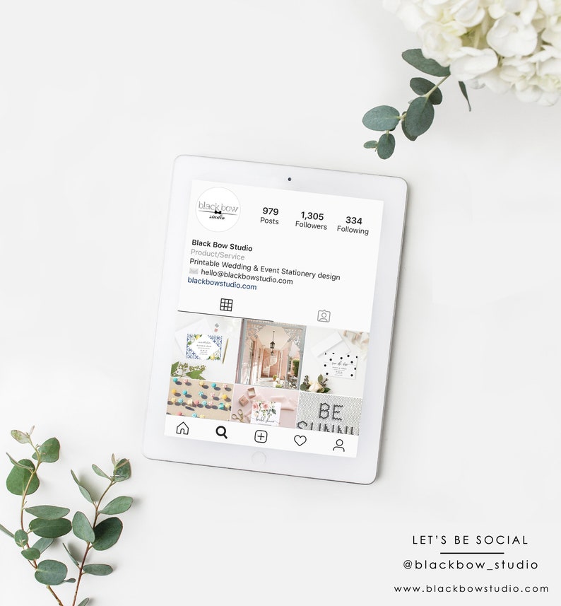 K&ouml;nnte beinhalten: Ein Screenshot eines Instagram-Gesch&auml;ftsprofils f&uuml;r Black Bow Studio, ein Unternehmen, das druckbare Hochzeits- und Veranstaltungsstationery herstellt. Das Profil hat 979 Beitr&auml;ge, 1.305 Follower und 334 Personen, die ihm folgen. Das Profilbild ist ein Schwarzwei&szlig;logo mit dem Text "black bow studio". Die Biografie enth&auml;lt den Text "Druckbare Hochzeits- und Veranstaltungsstationery-Designs" und die Website-Adresse "blackbowstudio.com".
