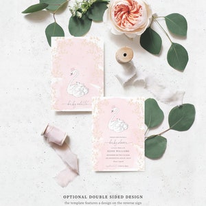 Puede incluir: Una invitaci&oacute;n de baby shower rosa y dorada con una ilustraci&oacute;n de cisne blanco. El texto dice "Por favor, &uacute;nase a nosotros para una baby shower en honor a la llegada de Elyse Williams. El segundo de septiembre a las 2 pm. 123 Remmington Avenue. RSVP antes del 15 de agosto.  [n&uacute;mero de tel&eacute;fono] [direcci&oacute;n de correo electr&oacute;nico]"