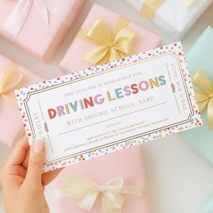 Peut inclure: Un bon cadeau pour des leçons de conduite, avec du texte coloré et des points de confettis. Le bon indique "Leçons de conduite" et comprend un espace pour le nom de l'auto-école. Le fond présente des cadeaux emballés avec des rubans.