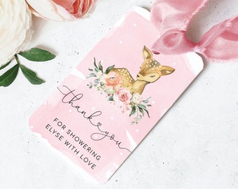 Pode incluir: Etiqueta de agradecimento rosa com bolinhas brancas e fundo aquarela. A etiqueta apresenta um veado bonito com uma coroa de flores em volta do pescoço. O texto na etiqueta diz "Obrigado por presentear Elyse com amor."