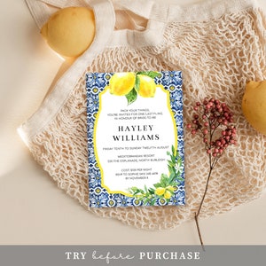 K&ouml;nnte beinhalten: Eine blaue und wei&szlig;e gemusterte Einladung mit Zitronen und Gr&uuml;n. Die Einladung ist f&uuml;r eine Bridal Shower f&uuml;r Hayley Williams. Die Veranstaltung findet im Mediterranean Resort in North Burleigh von Freitag, dem 10. August, bis Sonntag, dem 12. August, statt. Die Kosten betragen 120 &euro; pro Nacht und eine RSVP wird bis zum 8. November erbeten.