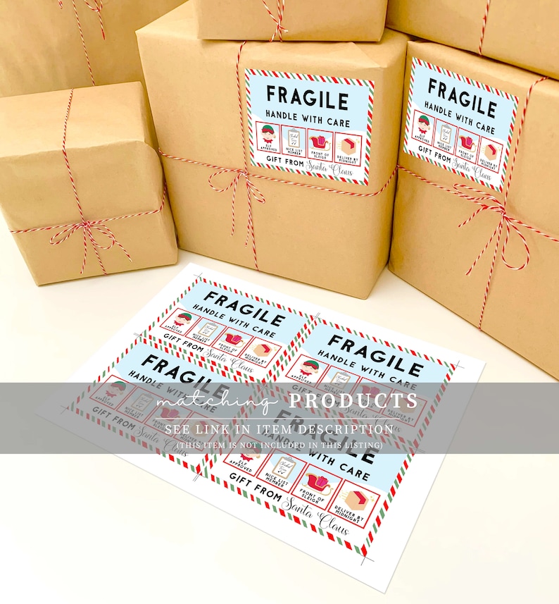 Peut inclure: Plusieurs paquets emball&eacute;s dans du papier brun, attach&eacute;s avec de la ficelle rouge et blanche. Chaque paquet porte une &eacute;tiquette bleue et blanche "Fragile, Manipuler avec soin" avec des illustrations festives et le texte "Cadeau du P&egrave;re No&euml;l."